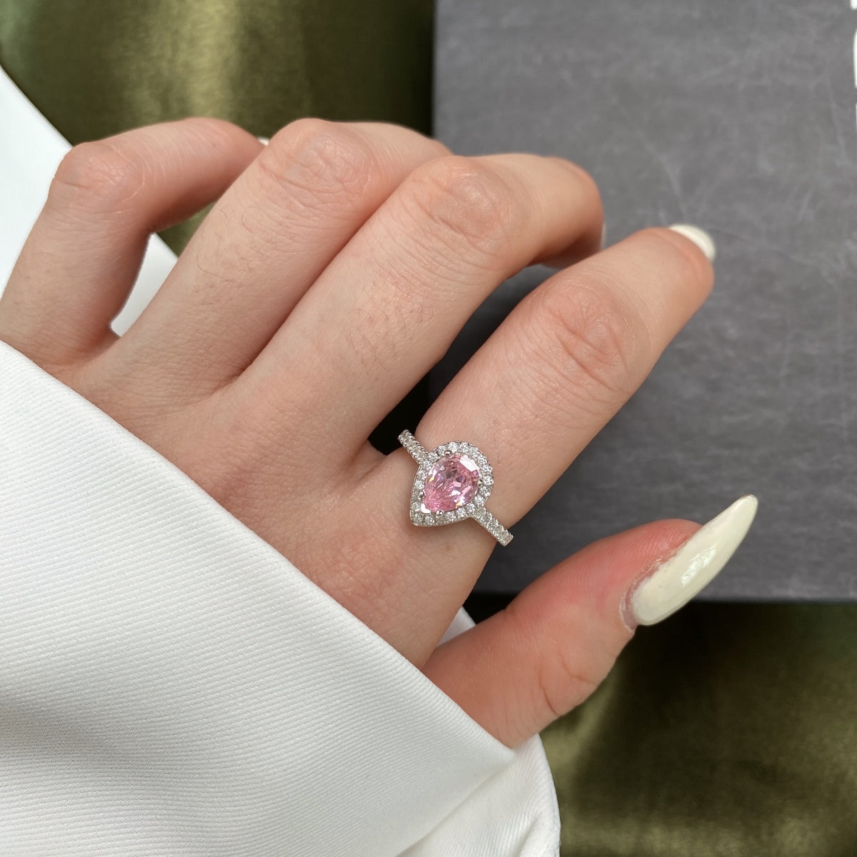 [Everoly JW]1.0 Carat Luxurious Resplendent Water Drop Shape Wedding Ring