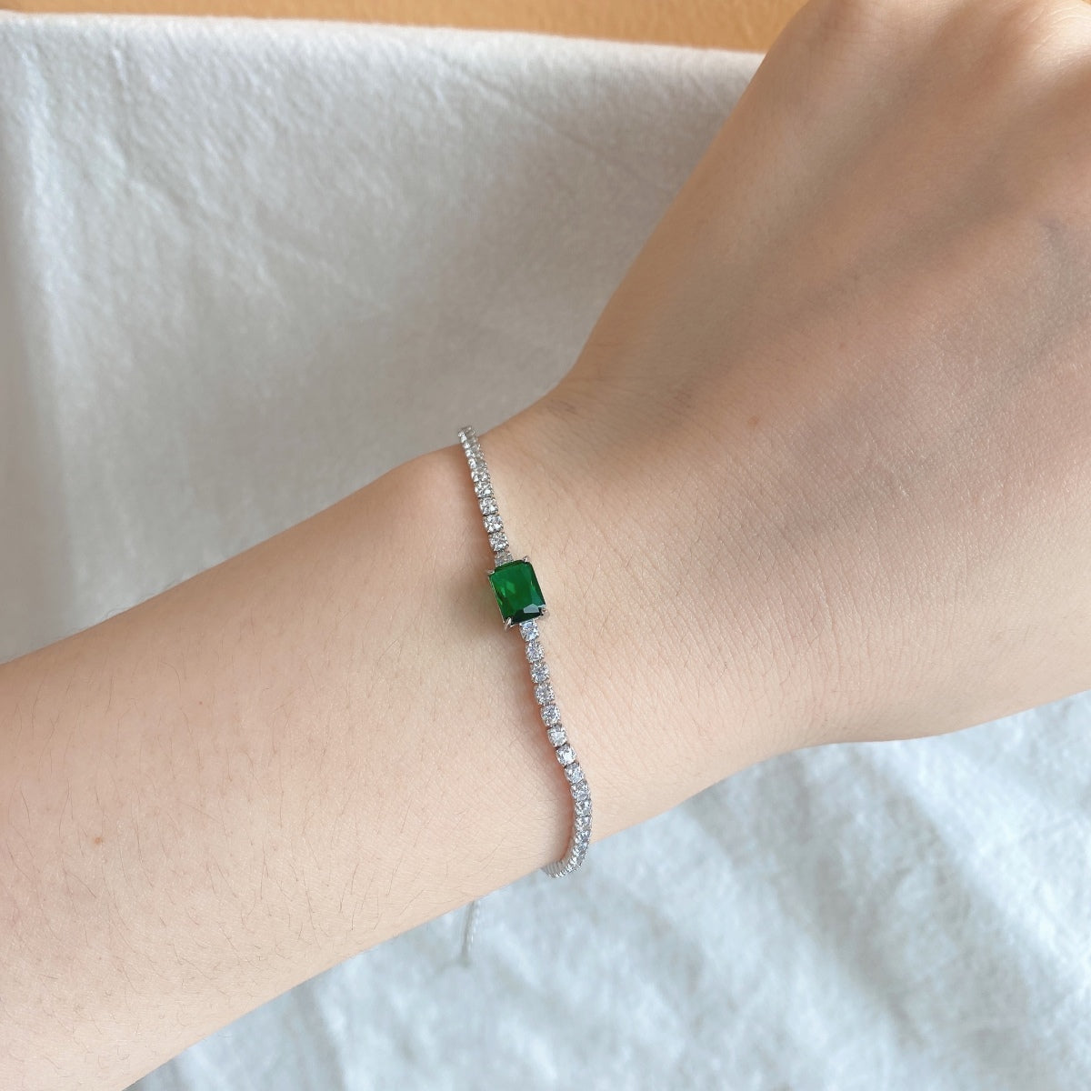 [Everoly JW]1.0 Carat Unique Emerald Cut Banquet Bracelet