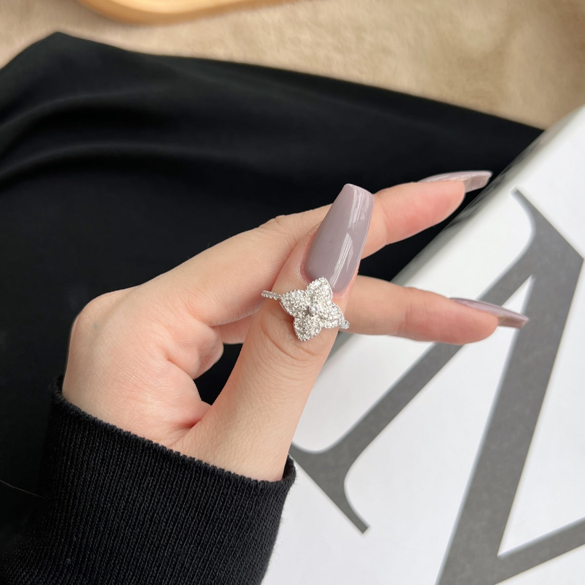 [Everoly JW]Luxurious Colorful Flower Shape Banquet Ring