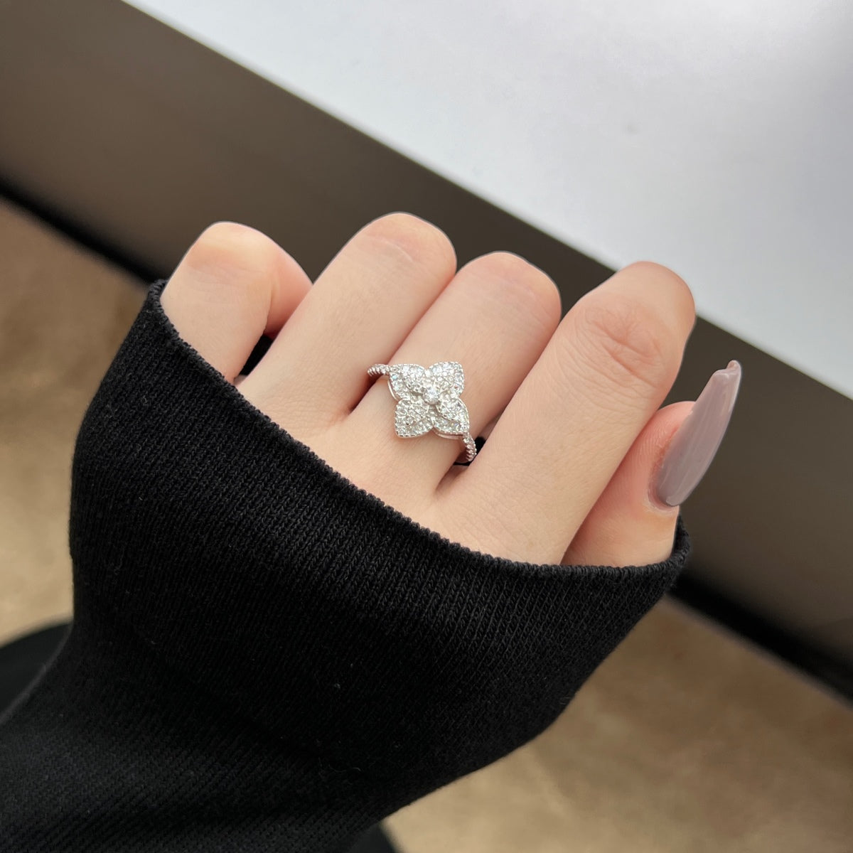 [Everoly JW]Luxurious Colorful Flower Shape Banquet Ring