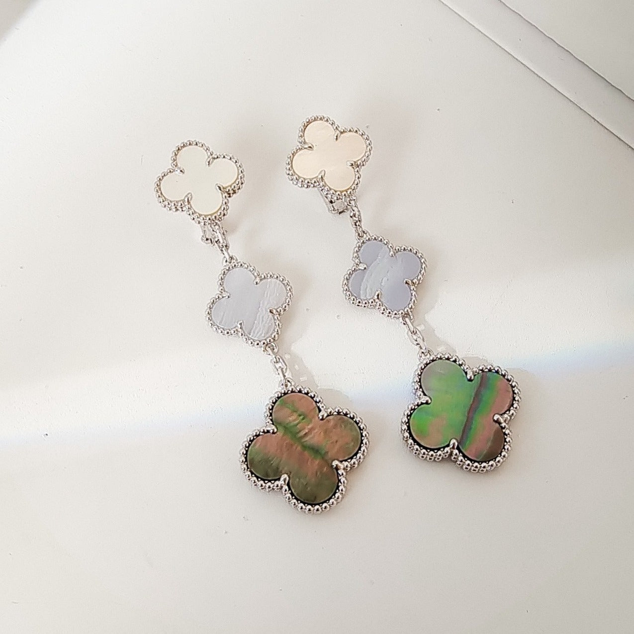 [Everoly JW]CLOVER 3 MOTIVE CHALCEDON DUNKEL MOP SILBER OHRRINGE