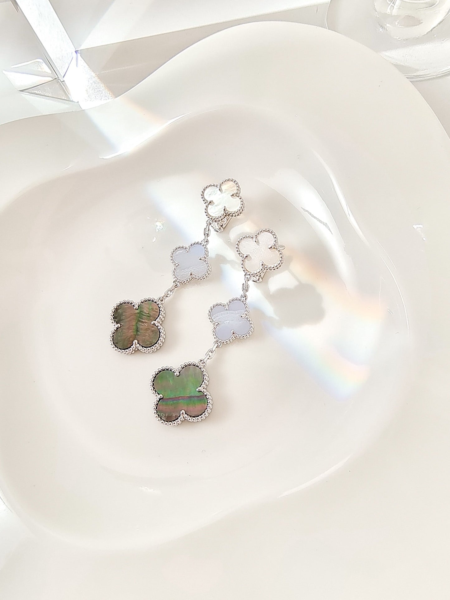 [Everoly JW]CLOVER 3 MOTIVE CHALCEDON DUNKEL MOP SILBER OHRRINGE