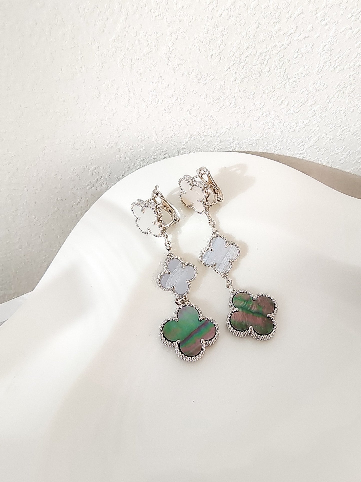 [Everoly JW]CLOVER 3 MOTIVE CHALCEDON DUNKEL MOP SILBER OHRRINGE