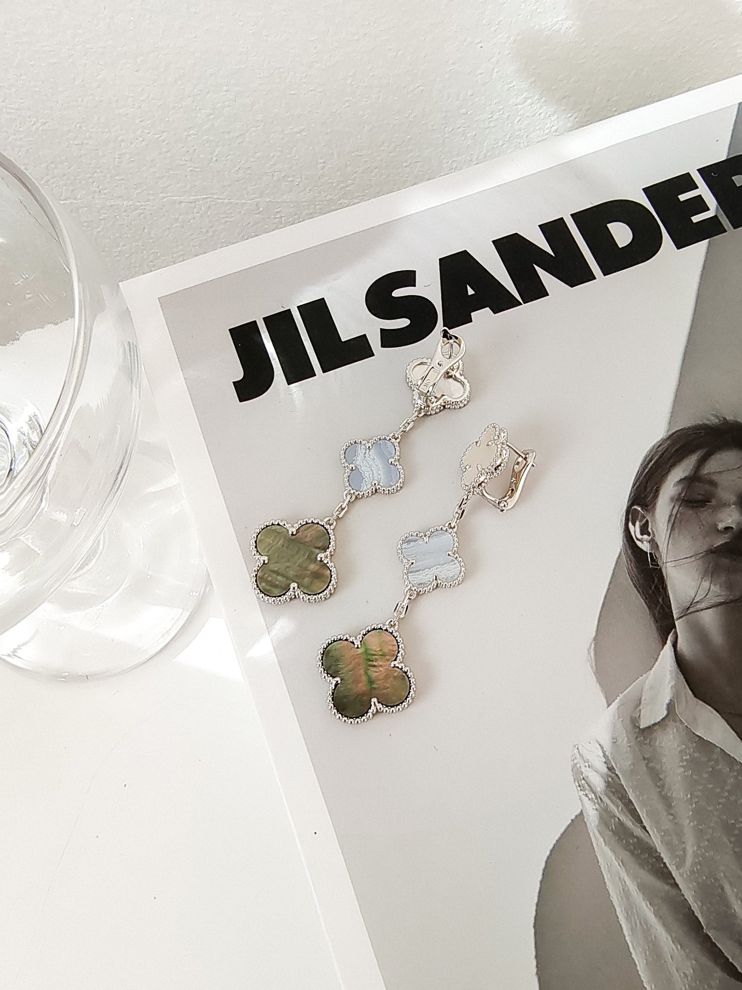 [Everoly JW]CLOVER 3 MOTIVE CHALCEDON DUNKEL MOP SILBER OHRRINGE