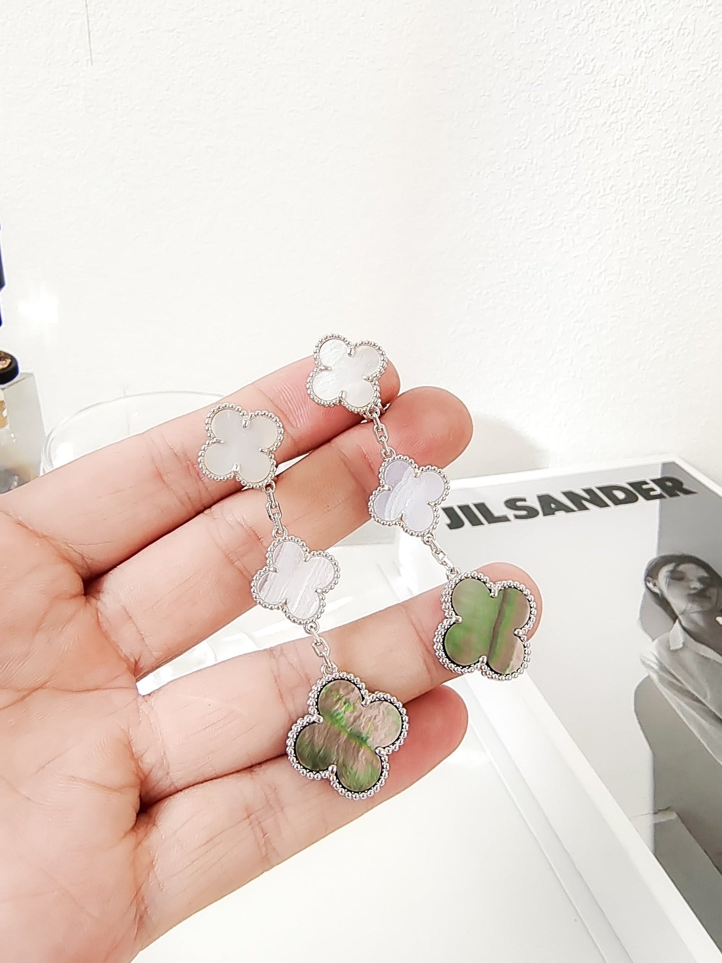 [Everoly JW]CLOVER 3 MOTIVE CHALCEDON DUNKEL MOP SILBER OHRRINGE
