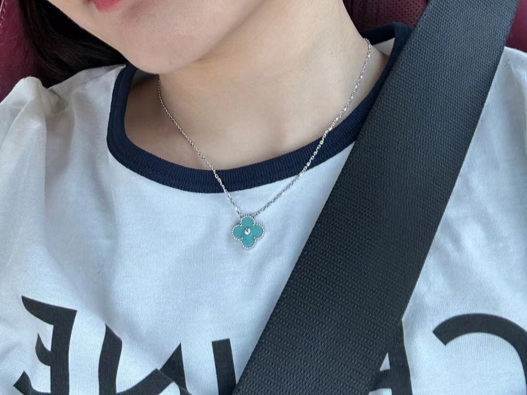 [Everoly JW]CLOVER 1 DIAMOND LIGHT BLUE SILVER NECKLACE