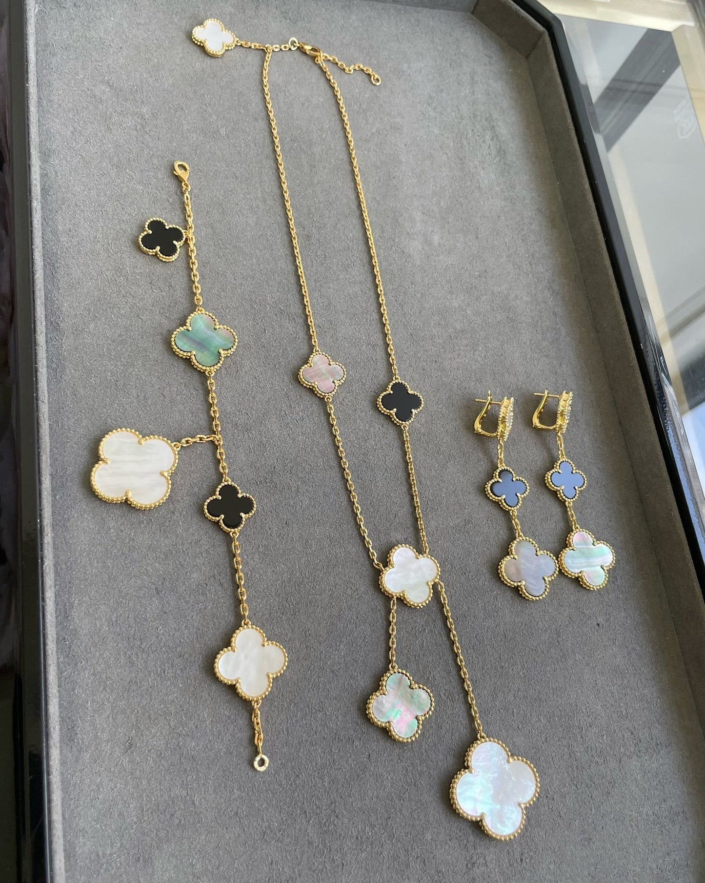 [Everoly JW]クローバー 3モチーフ モップ オニキス ダークモップ ピンクゴールド イヤリング