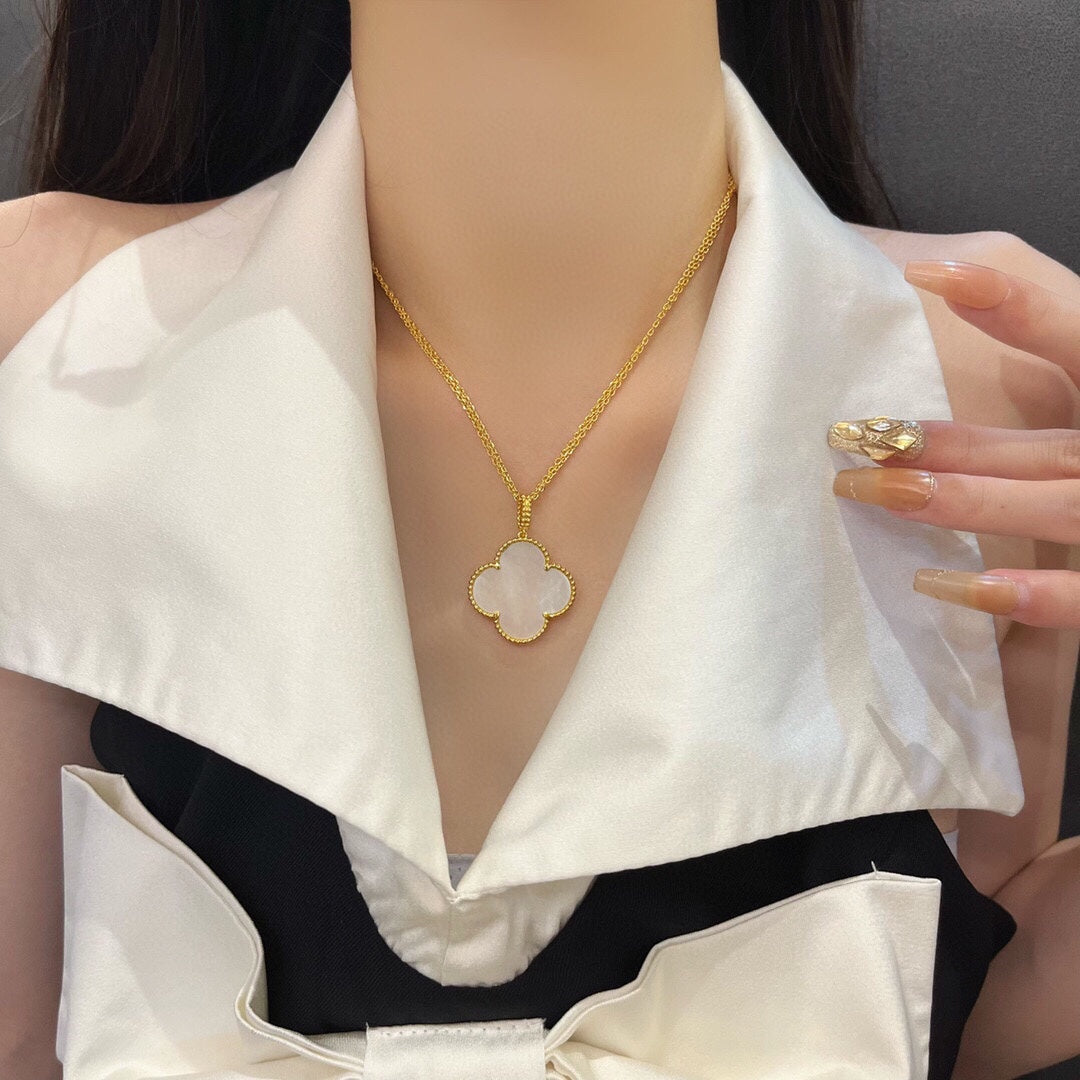 [Everoly JW]CLOVER 25MM MOP LARGE PENDANT NECKLACE