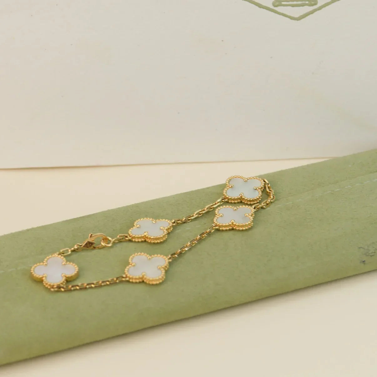 [Everoly JW] CLOVER WHITE PEARL MOP 5 MOTIF BRACELET COLLECTION