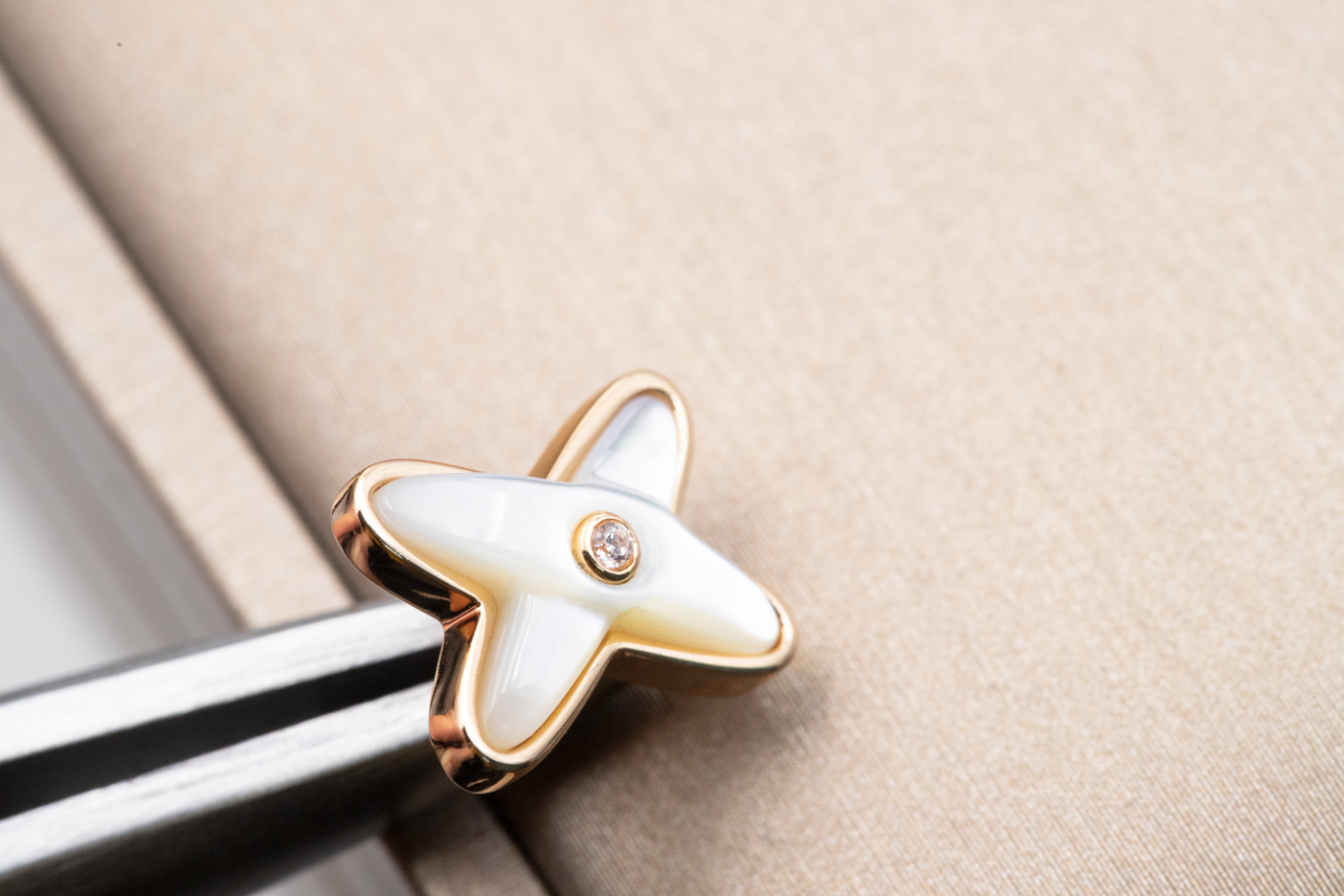 [Everoly JW]JEUX DE WHITE MOP PINK GOLD DIAMOND EARRINGS