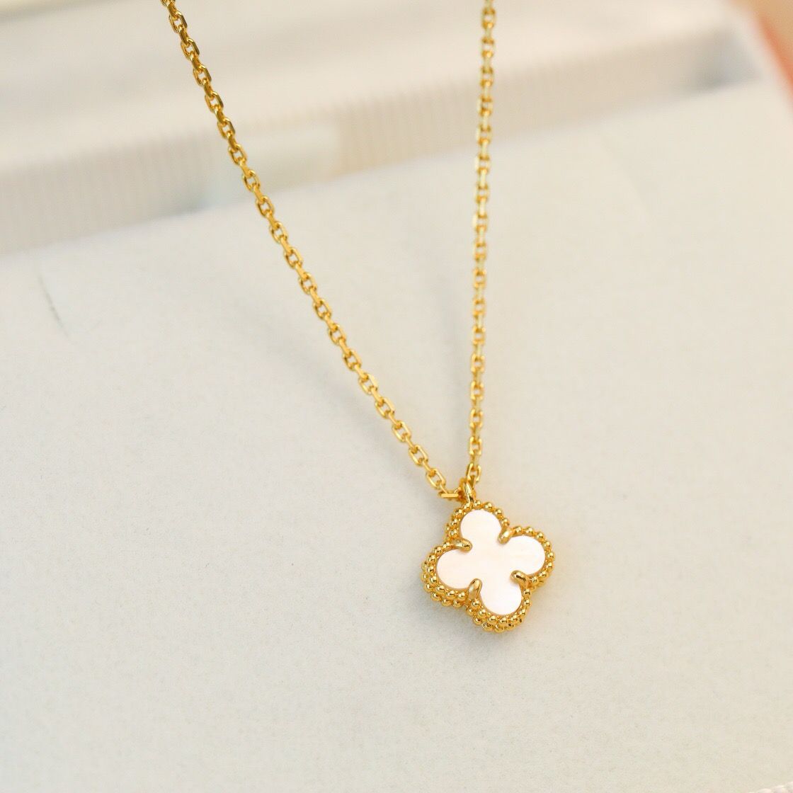 [Everoly JW]CLOVER MINI 9.5MM WHITE MOTHER-OF-PEARL NECKLACE
