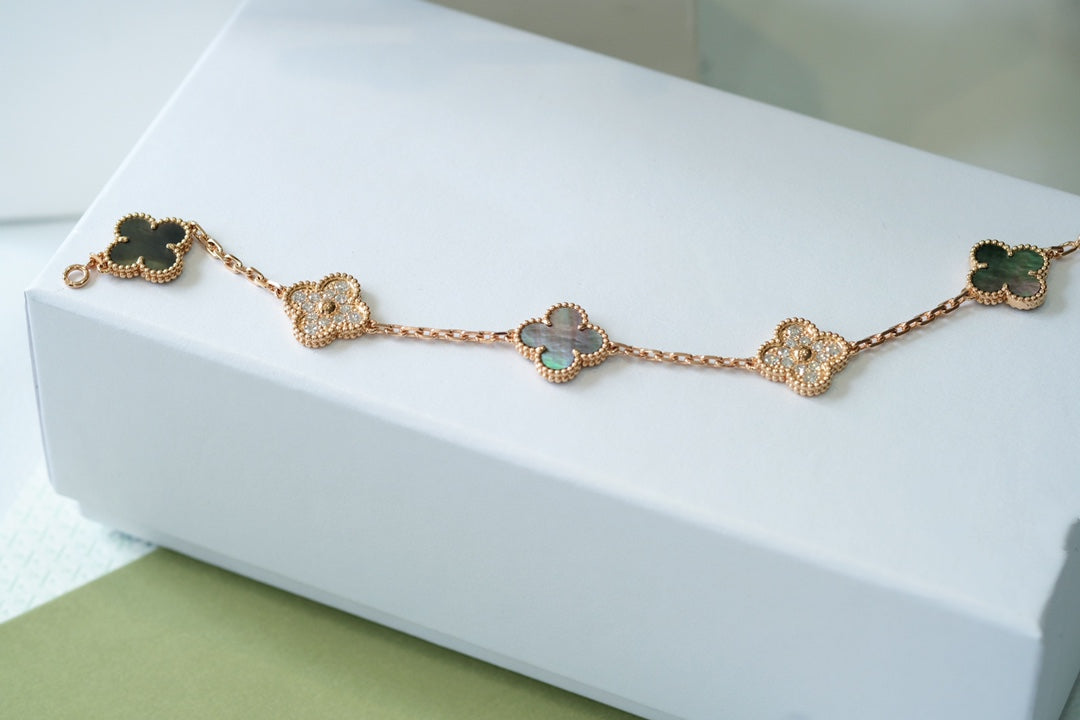 [Everoly JW]  CLOVER 5 MOTIF GRAY MOP BRACELET COLLECTION