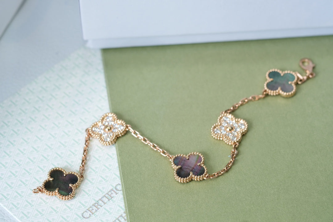 [Everoly JW]  CLOVER 5 MOTIF GRAY MOP BRACELET COLLECTION