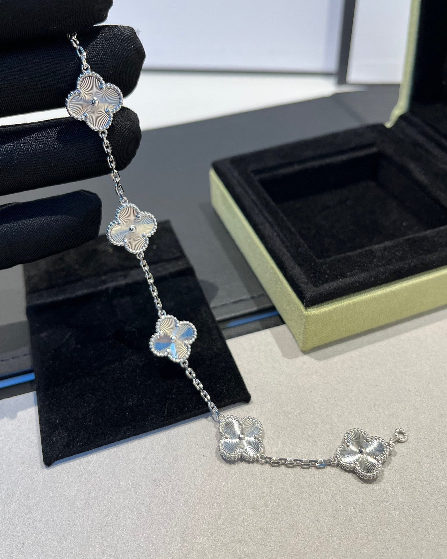[Everoly JW]  CLOVER 5 MOTIF LASER BRACELET COLLECTION